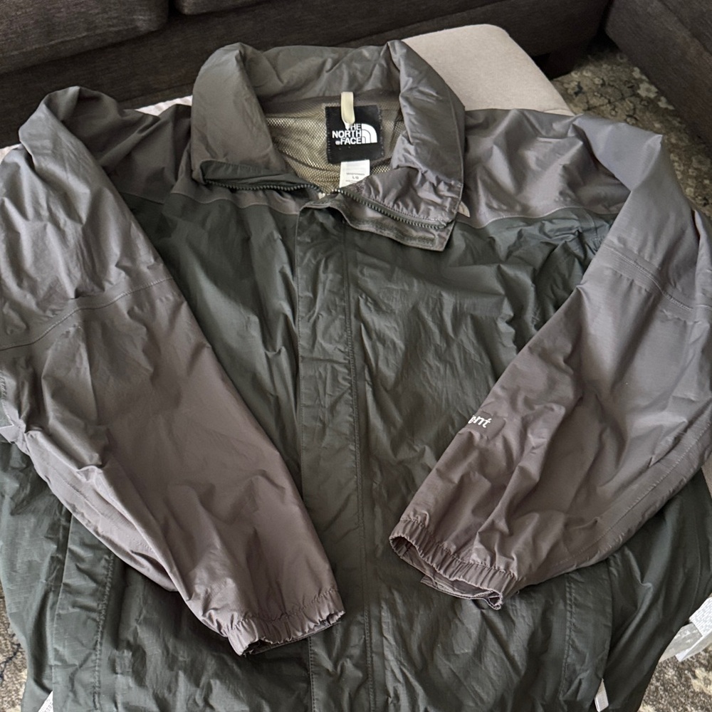 The North Face Men's Two-Tone Gray Windbreaker